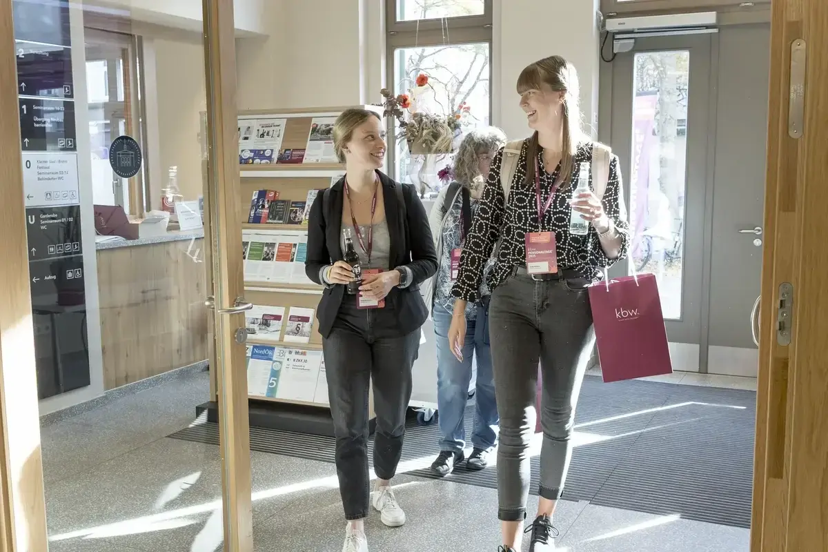 Gäste laufen in den Tagungsbereich