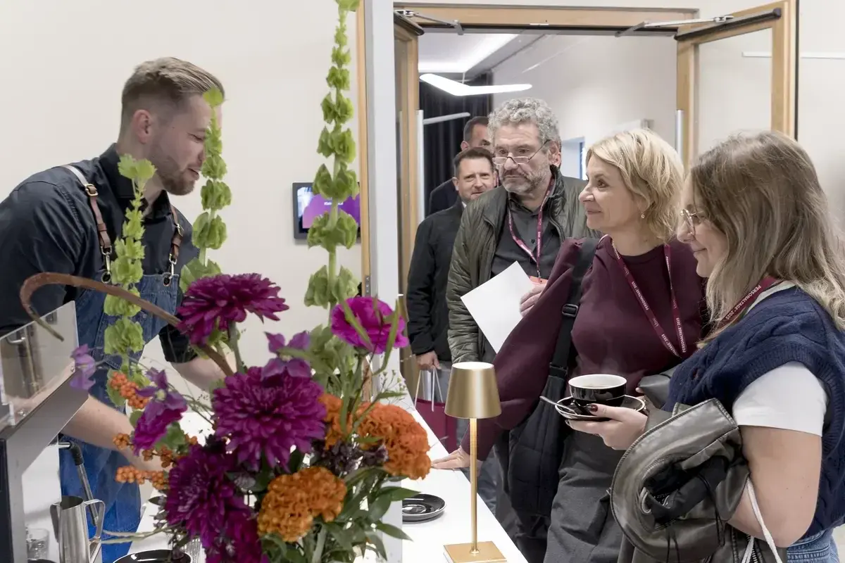 Barista im Foyer - mit edlem Blumenbouquet dekoriert.