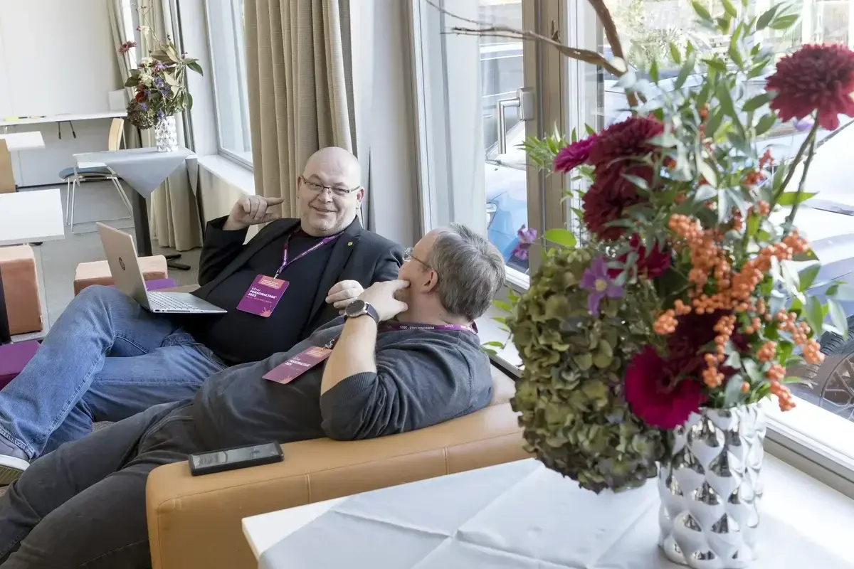 Gäste entspannen auf den Sofas in der Networking-Area