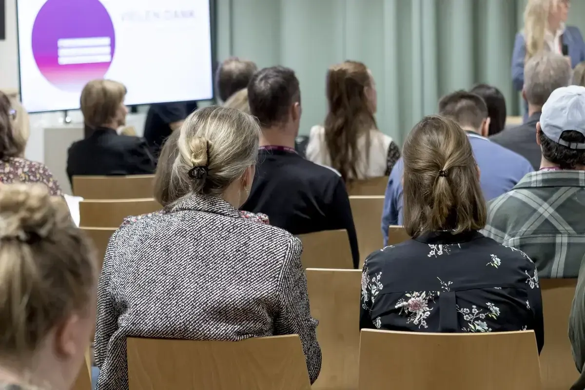 Seminar in einem abgedunkelten Raum 16