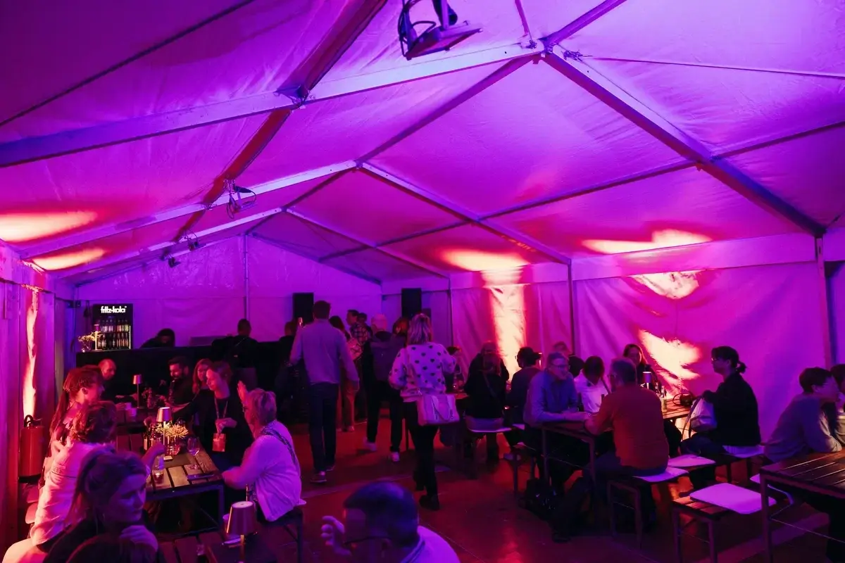 Ein letzter Blick ins gut gefüllte Partyzelt