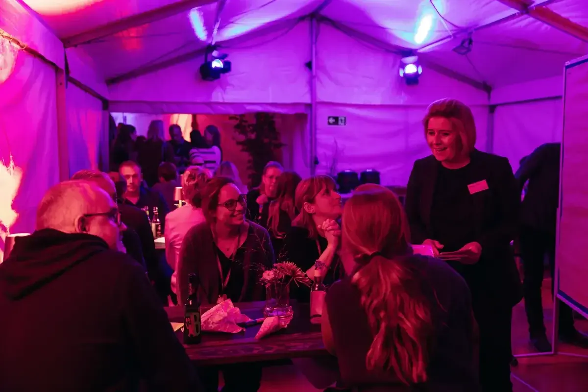 Fleißiges Netzwerken und Feiern der Gäste