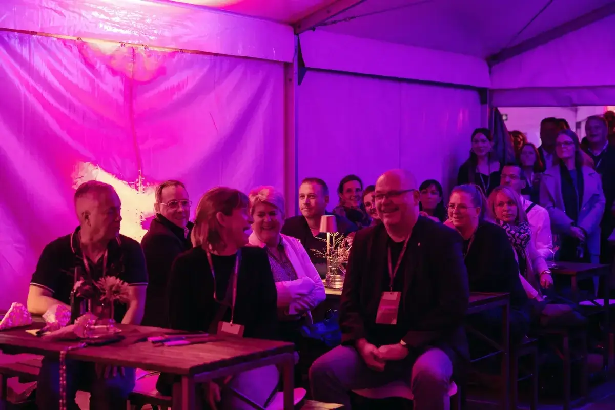 Lachende Gäste im Partyzelt