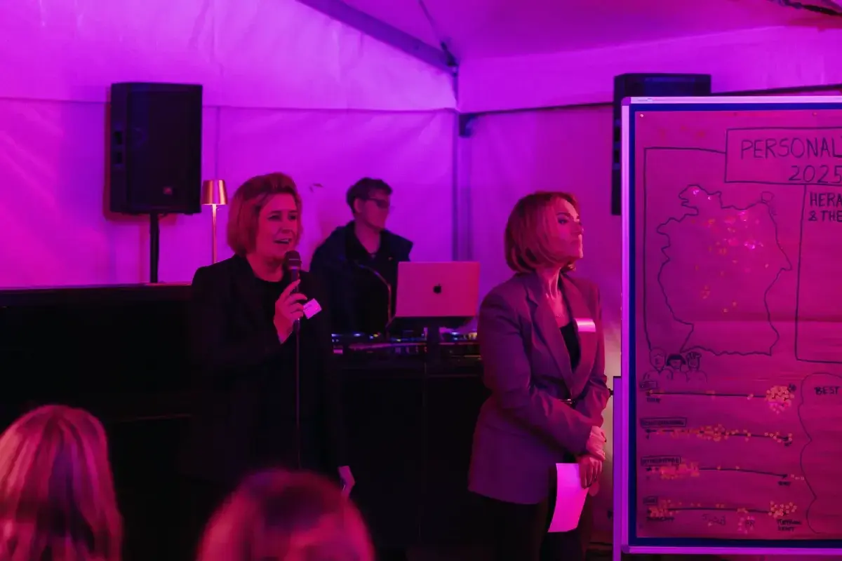 Geschäftsführerin Ulrike Urbich richtet ihren Dank an die Gäste, ehe der Abend beginnt