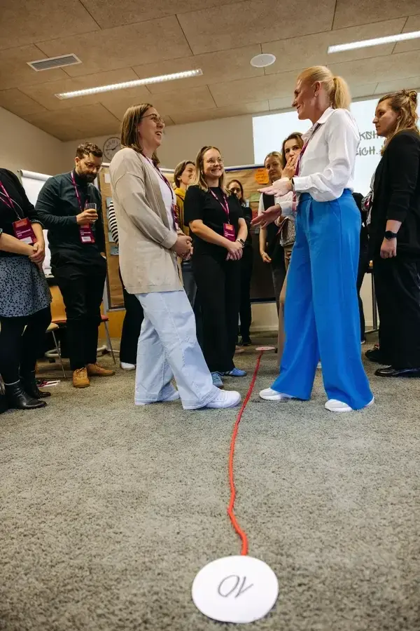 Teilnehmende während einer interaktiven Aufgabe beim Workshop