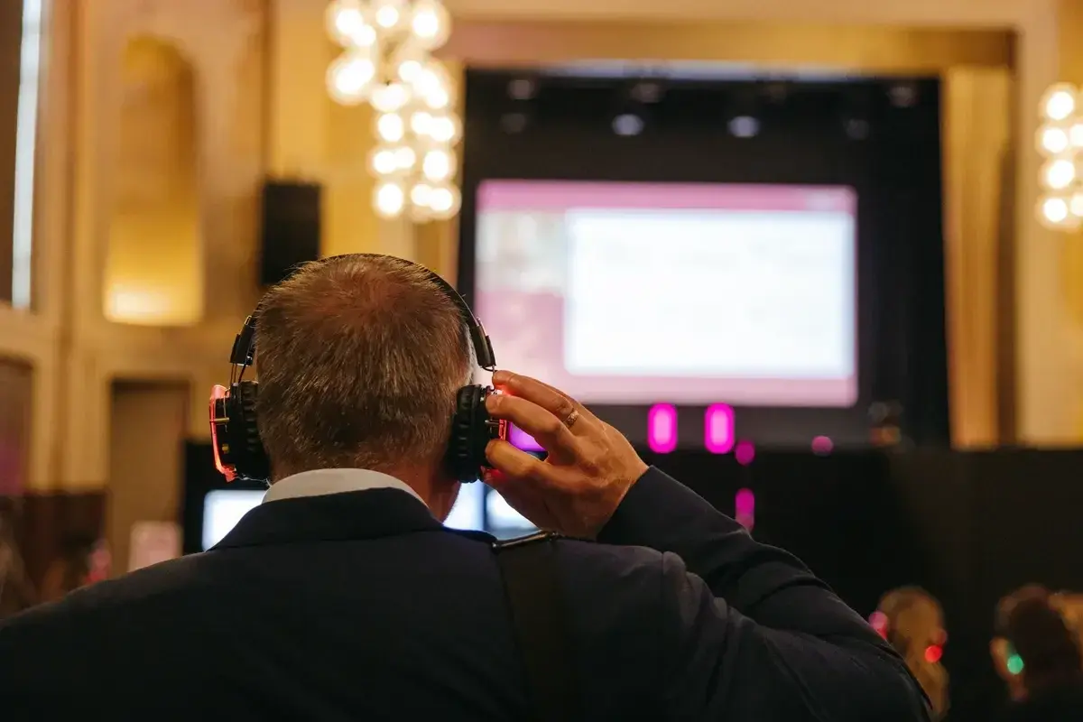 Teilnehmer mit Funk-Kopfhörern während einer Hybrid-Session