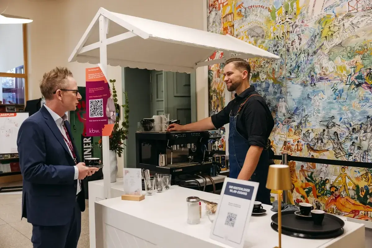 Der Barista-Stand im Foyer vor dem großen Wallywoods-Wandpaneel