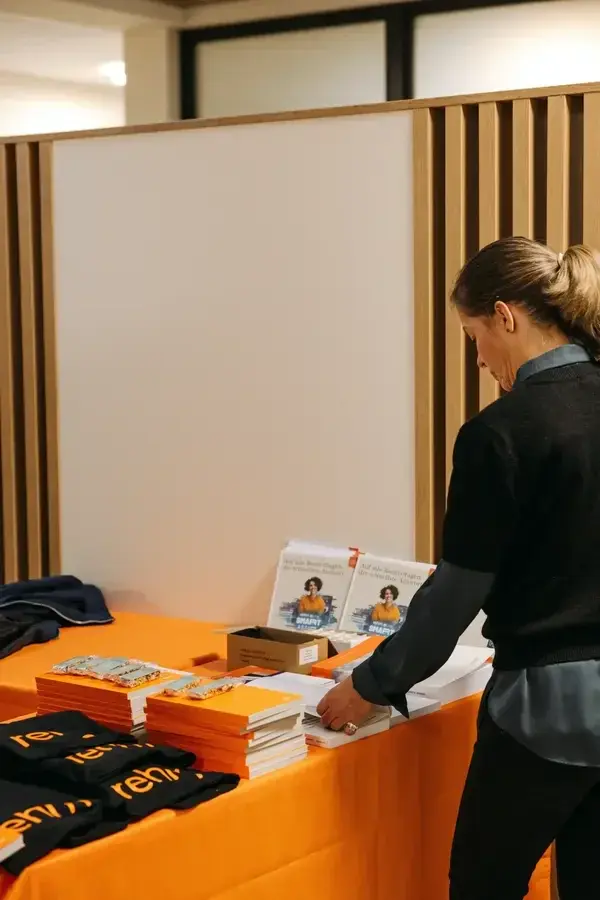 Teilnehmerin am Aussteller-Stand der Verlagsgruppe Hüthig Jehle Rehm
