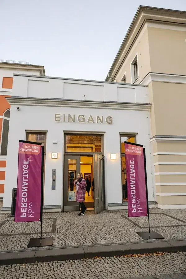 Eingangsportal des PETER EDEL mit Personaltage-Flaggen