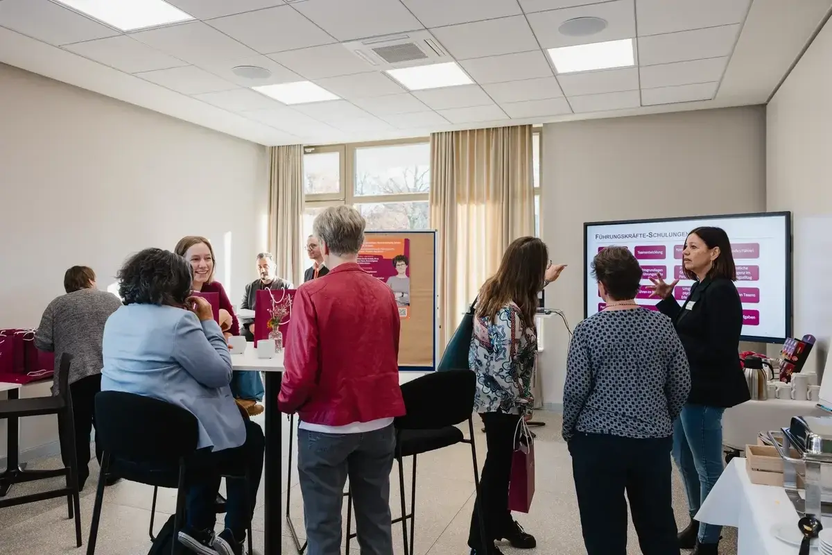 Gäste beim Netzwerken während des Kundenfrühstücks
