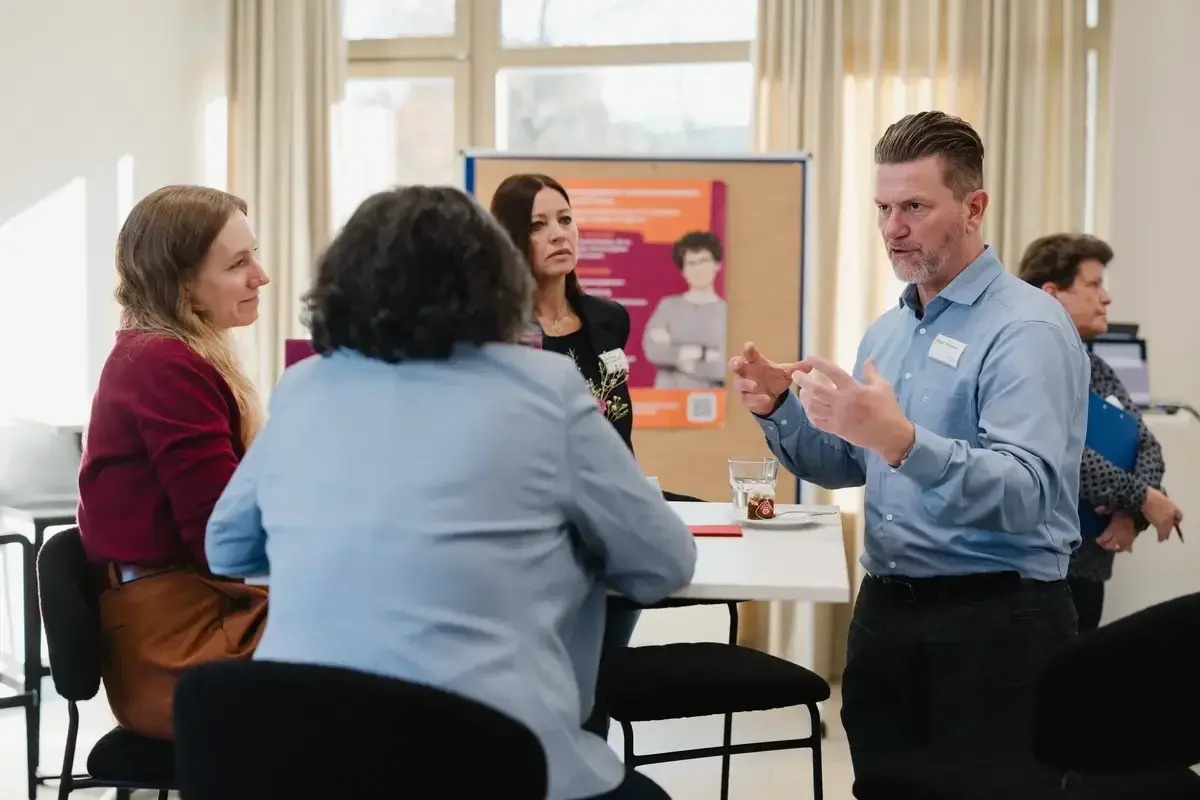 Holger Hohensee spricht mit den Teilnehmenden