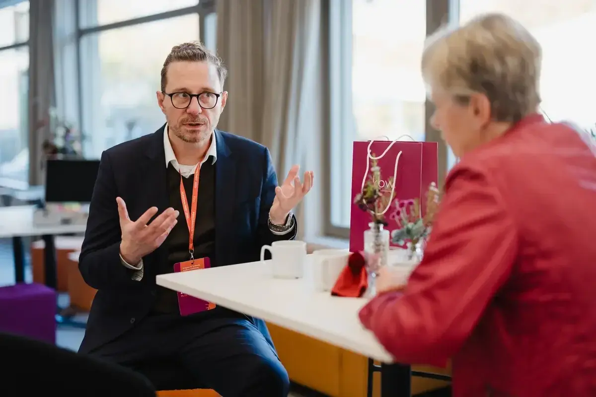 Dozent Heiko Tholen steht den Teilnehmenden für Fragen zur Seite