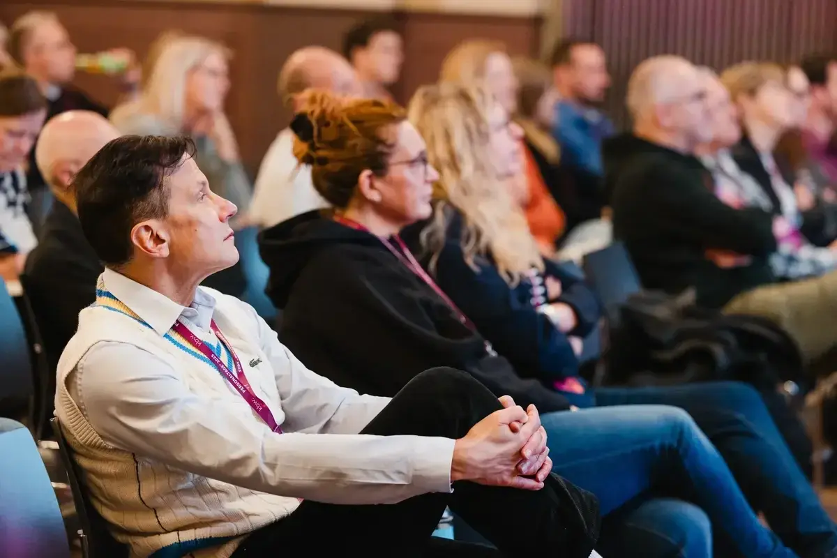 Aufmerksam lauschende Teilnehmende