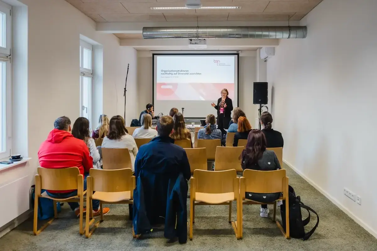 Blick in Raum 04 während eines Hybridseminars