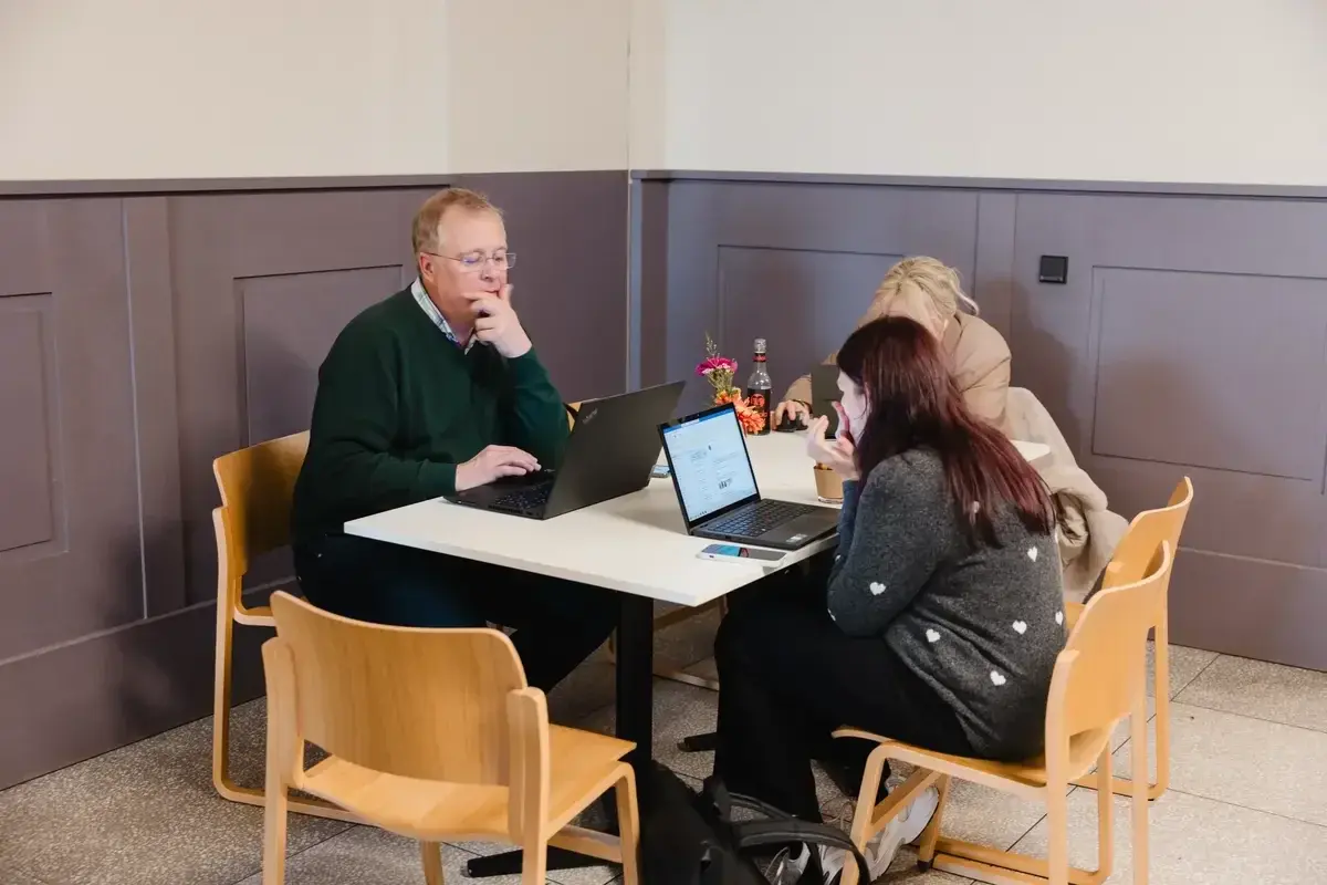 Teilnehmende nutzen die Auszeit im Bistro zum Arbeiten