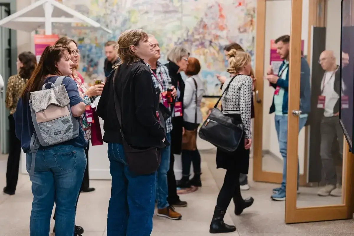 Teilnehmende wechseln die Räumlichkeiten zwischen den Sessions und statten dem Barista einen Besuch ab