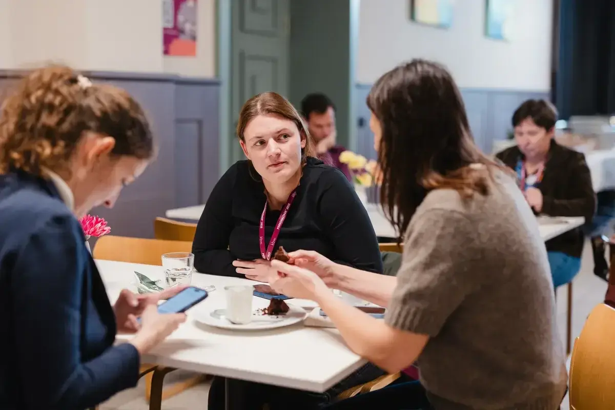Drei Teilnehmerinnen im Bistro während der Mittagspause