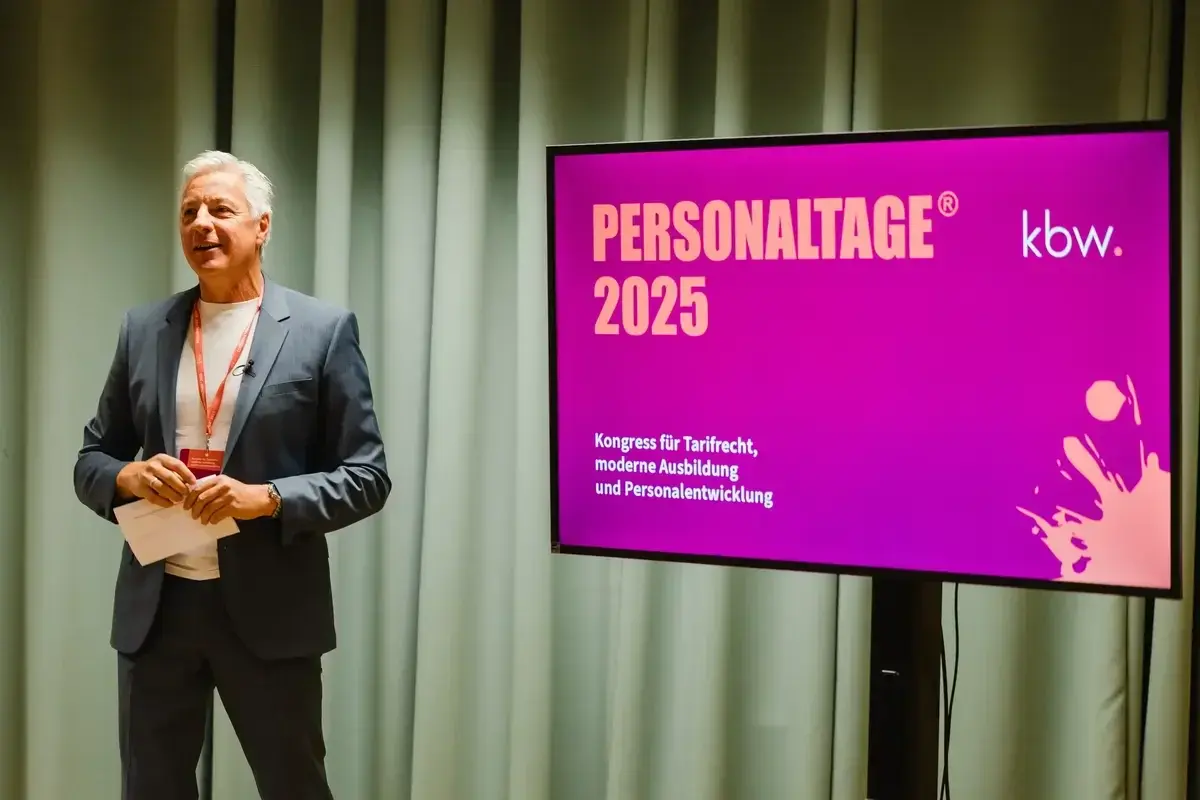 Dozent Michael Kaune eröffnet sein Seminar