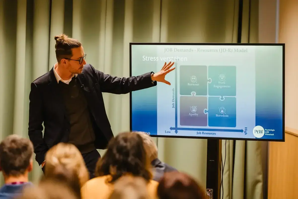 Dozent Heiko Tholen erklärt ein Stress-Modell