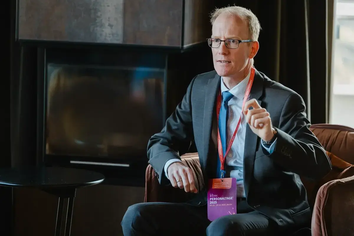 Dozent Dr. Christoph Thies steht den Teilnehmenden für alle Fragen zur Verfügung