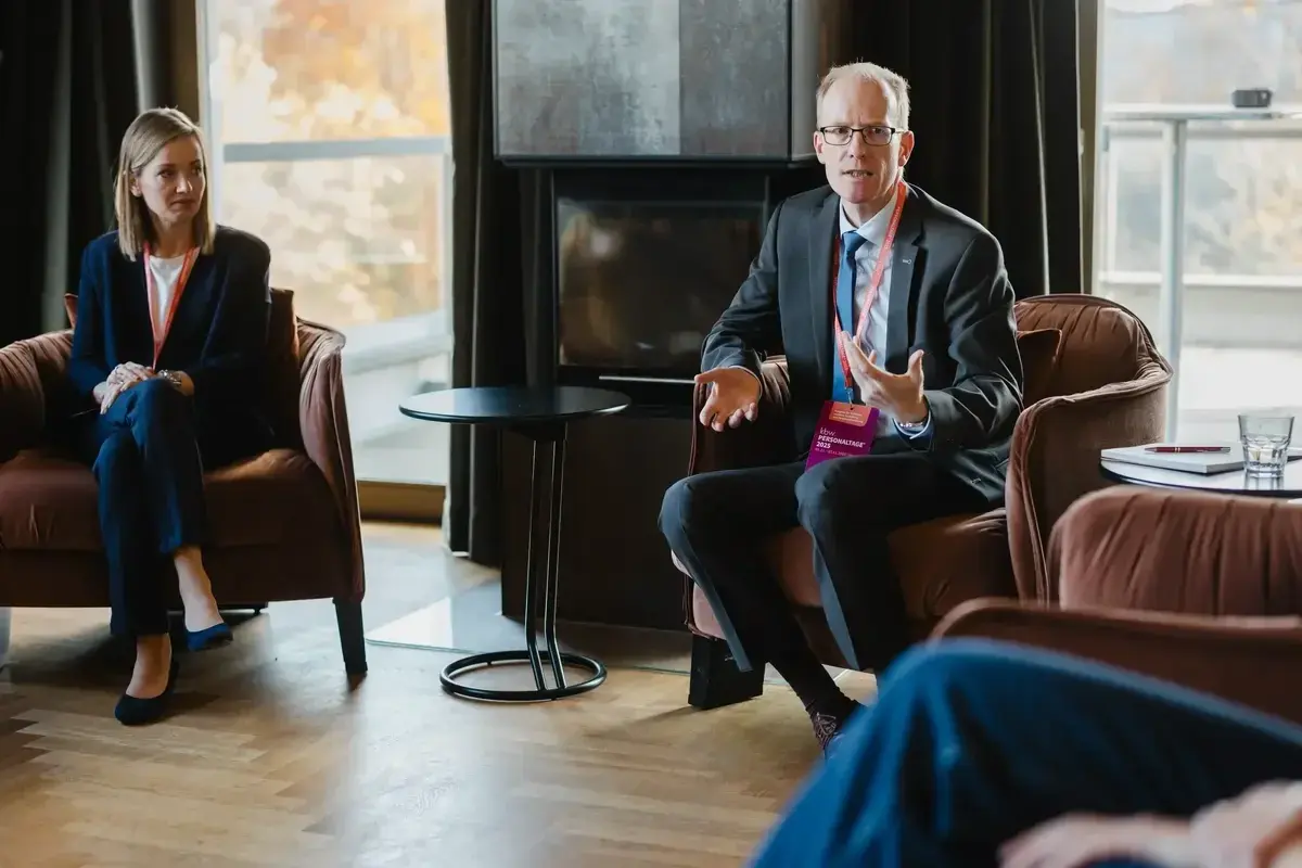 Dozent Dr. Christoph Thies beantwortet die Fragen der Teilnehmenden